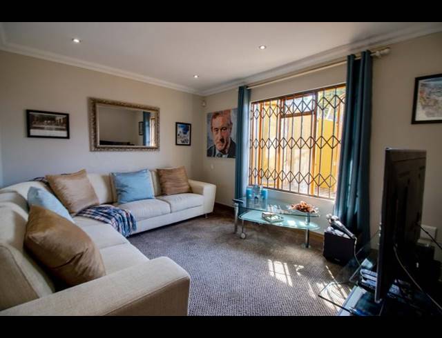 4 BEDROOM HOUSE FOR SALE IN CONSTANTIA KLOOF